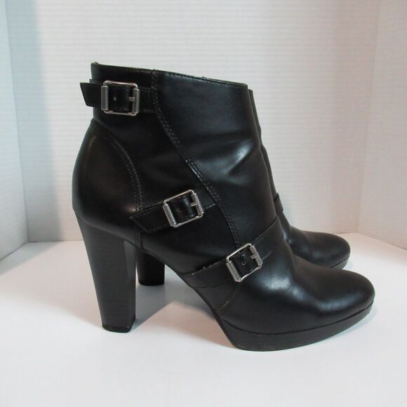 Simply Vera Boots 9.5 M Black Jaeger Buckle Ankle Bootie Faux Leather High Heel - Picture 3 of 15